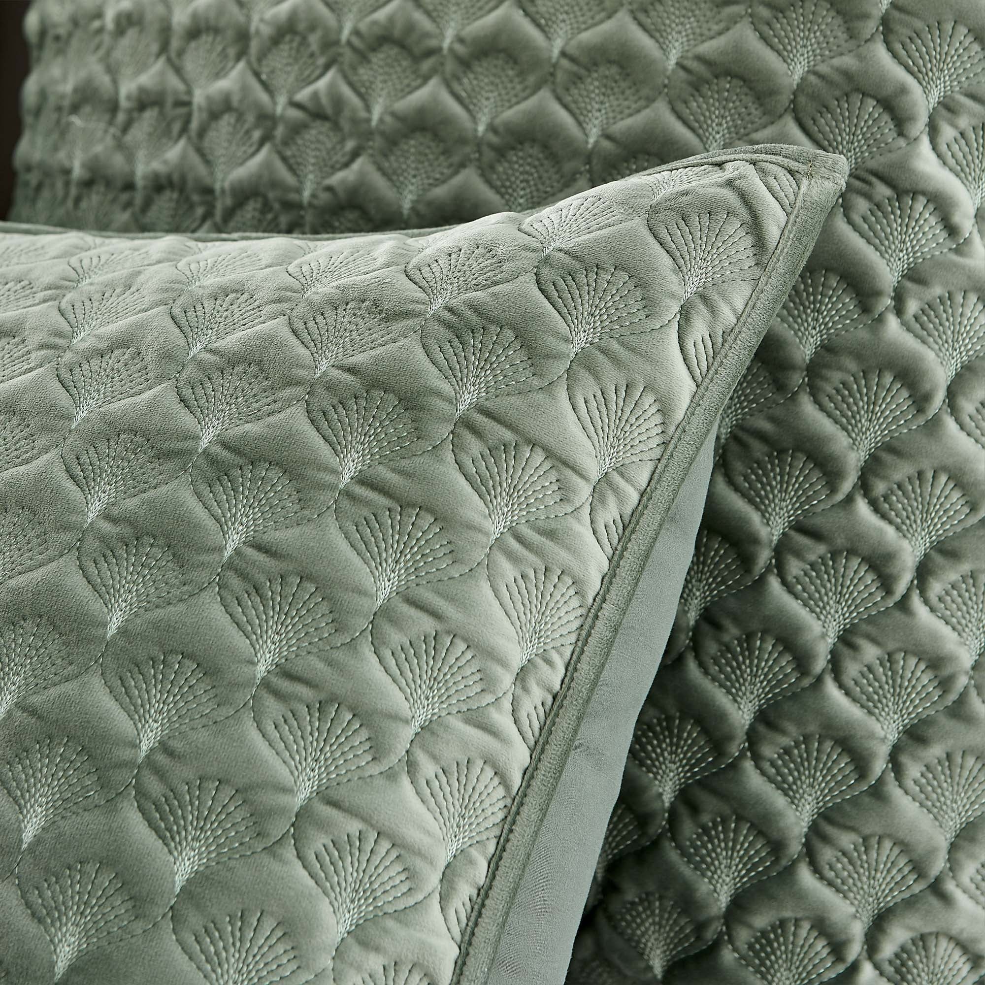Full/Queen Quilted Velvet Seafoam Green Quilt H1250