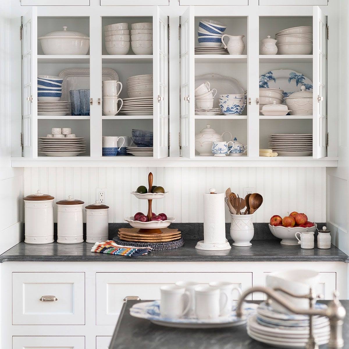 Whitewash Canister with Wooden Lid X601